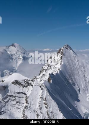 Zermatt ist ganz in der Nähe, aber wir sind in 4000 m Höhe und blicken auf die Wellenkuppe (links vorne) und das Obergabelhorn N Face. Dent d'Hérens hinten links. Stockfoto