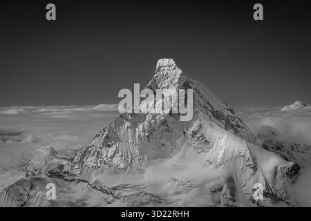 Wir erreichen das magische Matterhorn (Zermatt) vom Berg Blanc, der nach Osten fliegt, entlang der Grenze zwischen der Schweiz und Italien. Die NW-Seite ist bedrohlicher. Stockfoto