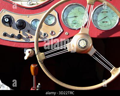 Armaturenbrett und Lenkrad eines klassischen MG-Sportwagens mit Anzeigen und Bedienelementen Stockfoto