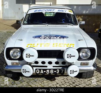 White Ford Escort MKI Rallye Car parkt auf der Kopfsteinpflasterstraße Stockfoto