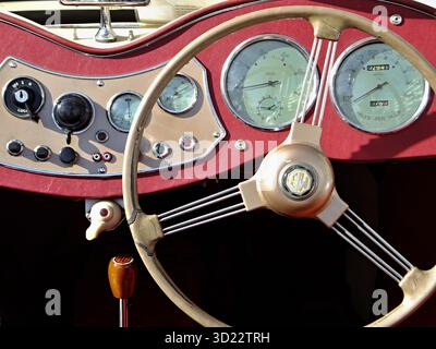 Armaturenbrett und Lenkrad eines klassischen MG-Sportwagens Stockfoto