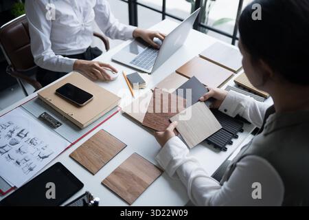 Innenarchitektin präsentiert umweltfreundliche Holzmaterialmuster für nachhaltige Wohnkultur Stockfoto