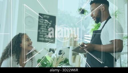 Barista auf der Schürze nimmt Bestellungen vom Gast im Café entgegen, mit Tablet- und Tafel-Menü, Kopierraum Stockfoto