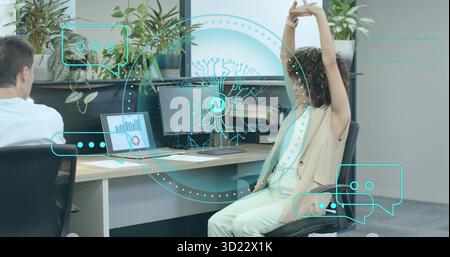 Stretching Frau mit Smartwatch, die sich mit Monitoren am Schreibtisch zurücklehnt, Pflanzen KI-Grafiken Stockfoto