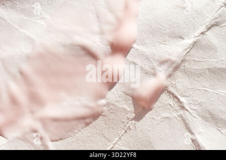 Abstrakte Nahaufnahme mit rosafarbener, strukturierter Oberfläche mit weichem Fokus und zarten Details Stockfoto