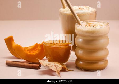 Herbstkürbis Gewürz Latte Delight. Kürbis-Gewürzlattes mit Zimt, Kürbisscheiben und Herbstblättern Stockfoto