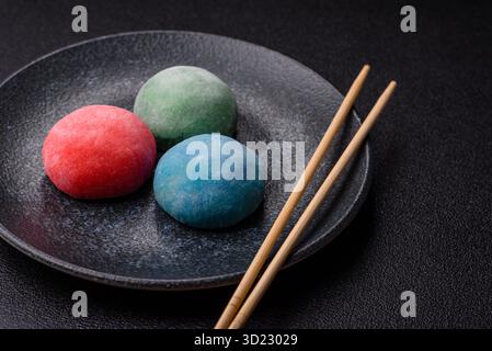 Japanische Mochi, Eis oder asiatische Süßigkeiten mit Fruchtfüllung. Mochi in verschiedenen Farben Stockfoto
