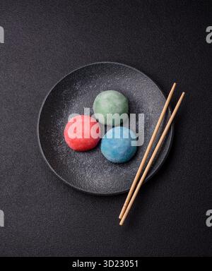 Japanische Mochi, Eis oder asiatische Süßigkeiten mit Fruchtfüllung. Mochi in verschiedenen Farben Stockfoto