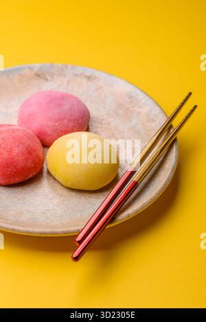 Japanische Mochi, Eis oder asiatische Süßigkeiten mit Fruchtfüllung. Mochi in verschiedenen Farben Stockfoto