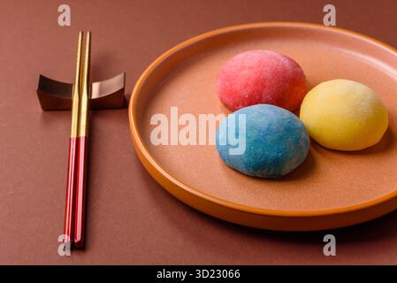 Japanische Mochi, Eis oder asiatische Süßigkeiten mit Fruchtfüllung. Mochi in verschiedenen Farben Stockfoto