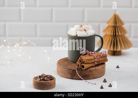 Neujahrskakaobecher mit Marshmallows und Zimt auf Rundbrett Stockfoto