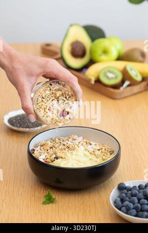 Nahrhafte Frühstücksschale mit Müsli und frischem Obst Stockfoto