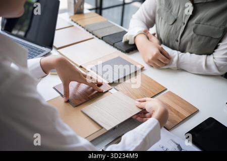 Innenarchitektin präsentiert umweltfreundliche Holzmaterialmuster für nachhaltige Wohnkultur Stockfoto