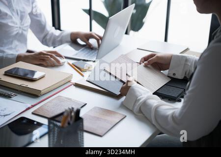 Innenarchitektin präsentiert umweltfreundliche Holzmaterialmuster für nachhaltige Wohnkultur Stockfoto