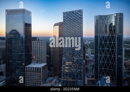 Urbane Skyline bei Sonnenuntergang mit modernen Wolkenkratzern und Blick auf die Stadt. Calgary, Alberta, Kanada Stockfoto