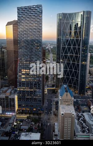 Blick aus der Vogelperspektive auf Wolkenkratzer in einer urbanen Landschaft im Stadtzentrum bei Sonnenuntergang. Calgary, Alberta, Kanada Stockfoto