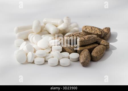 Eine Vielzahl von Pillen und Vitaminen in einem Stapel auf weißem Hintergrund. Arzneimittel, Arzneimittel. Stockfoto