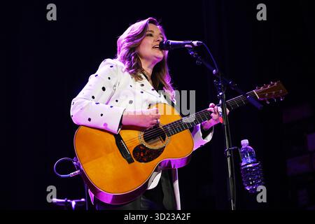 UK. Oktober 2025. LONDON, ENGLAND - 29. OKTOBER: Brandy Clark tritt am 29. Oktober 2025 in der Islington Assembly Hall in London auf.CAP/MAR © MAR/Capital Pictures Credit: Capital Pictures/Alamy Live News Stockfoto