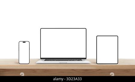 Smartphone, Laptop und Tablet mit leeren Bildschirmen auf Holzschreibtisch, repräsentiert responsives Webdesign, kreativen Arbeitsbereich und moderne digitale Technologie Stockfoto