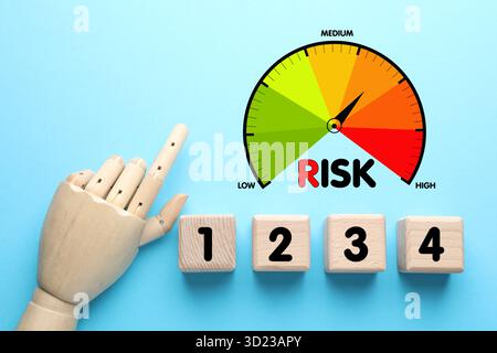 Skala mit Pfeil zur Angabe des Risikos, Würfel mit Zahlen und Schaufensterpuppe auf hellblauem Hintergrund, Draufsicht Stockfoto