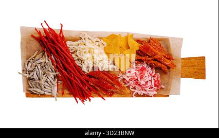 Auswahl an traditionellen Snacks auf einem Holzbrett in ungezwungener Atmosphäre Stockfoto