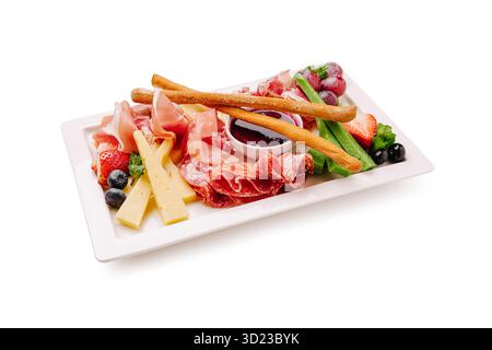 Exquisite Gourmet-Platte mit verschiedenen Aufschnitten, Käse und Früchten Stockfoto