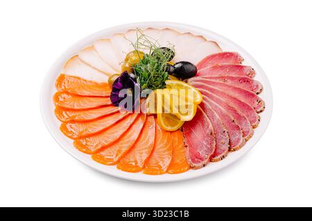 Eine wunderschön angeordnete Platte mit dünn geschnittenem Lachs, Thunfisch mit Pfefferkruste und weißen Fleischscheiben, garniert mit Zitrone Stockfoto