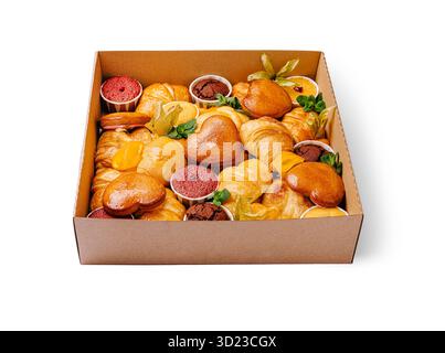Köstliche Auswahl an frisch gebackenem Gebäck und Desserts in einer Box Stockfoto