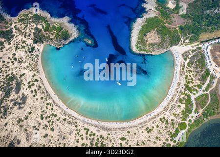 Hohe Aussicht über den halbkreisförmigen Strand Voidokilia in Messinia, Peloponnes, Griechenland, mit Sanddünen und türkisfarbenem Meer Stockfoto