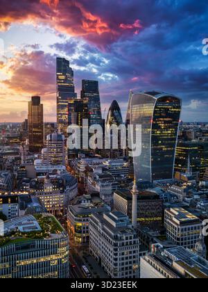 Dramatischer Blick auf die Skyline der City of London mit Monument Wahrzeichen und Büro-Wolkenkratzern, England Stockfoto
