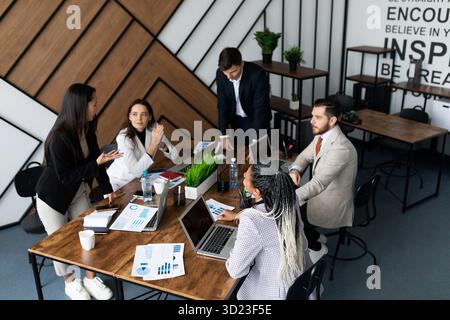 Meeting in einem Startup-Unternehmen auf einem großen Desktop Stockfoto