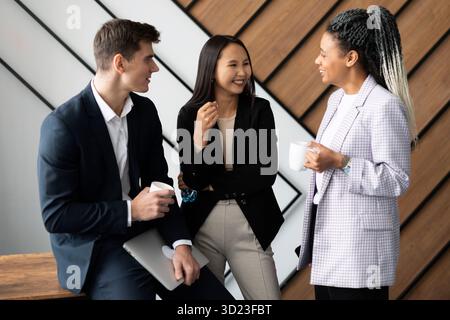 Die Mitarbeiter im Büro kommunizieren in einer freundlichen Atmosphäre Stockfoto