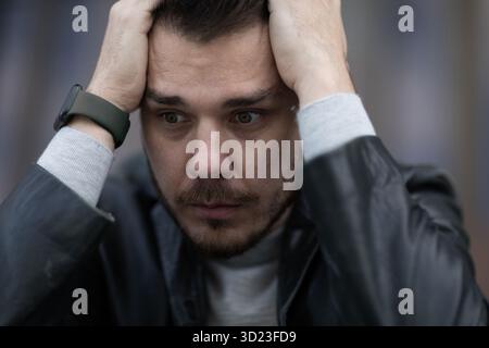 Porträt eines Mannes mittleren Alters, der Apathie und Gleichgültigkeit gegenüber allem erlebt, was passiert Stockfoto