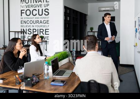 Marketingteam. Eine Gruppe junger, moderner Menschen in eleganter Freizeitkleidung, die während der Arbeit im Kreativbüro über etwas diskutieren Stockfoto