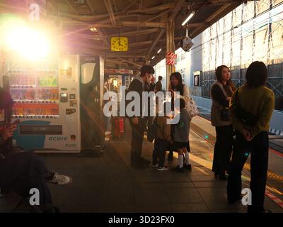 Abendsonnenlicht auf dem Bahnsteig der JR Chuo Line am Bahnhof Kichijoji mit Warte- und Verkaufsautomaten im goldenen Licht Stockfoto
