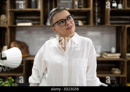 Porträt einer starken kaukasischen Geschäftsfrau im Büro Stockfoto