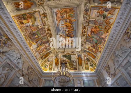 GENUA, ITALIEN, 14. SEPTEMBER 2024 - die wunderschöne Freskendecke der Villa Pallavicino der Peschiere in Genua, Italien Stockfoto