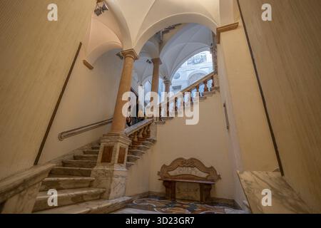 GENUA, ITALIEN, 14. SEPTEMBER 2024 - die zentrale Treppe des Lauro-Palastes in Genua, Italien Stockfoto