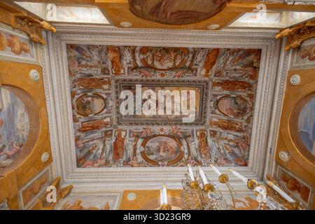 GENUA, ITALIEN, 14. SEPTEMBER 2024 - die wunderschöne Freskendecke der Villa Pallavicino der Peschiere in Genua, Italien Stockfoto