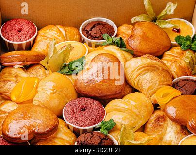 Köstliche Auswahl an frisch gebackenem Gebäck und Desserts in einer Box Stockfoto