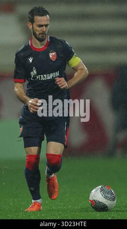 Nus, Serbien. Oktober 2025. Crvena Zvezda's Mirko Ivanic während des Fußballspiels der Serbischen Superliga zwischen Crvena Zvezda (Roter Stern) und Radnicki NIS Stockfoto