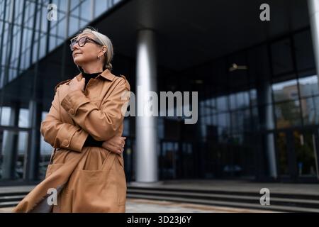 Elegante, reife kaukasierin draußen Stockfoto