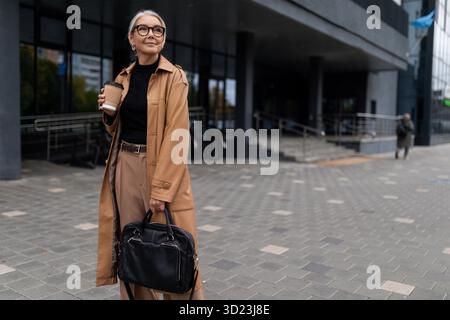 Geschäftsfrau geht mit einer Aktentasche zur Arbeit Stockfoto