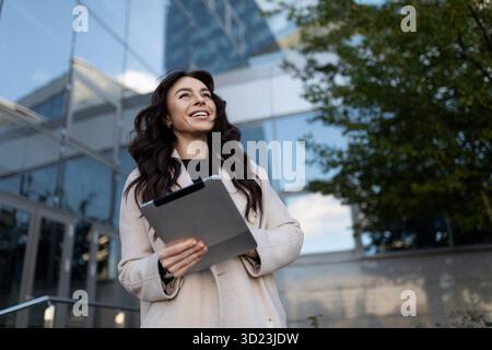Erwachsene unabhängige erfolgreiche Geschäftsfrau außerhalb des Büros, betriebswirtschaftliches Beratungskonzept Stockfoto