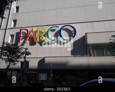 PARCO Einkaufszentrum in Kichijoji, Tokio, mit farbenfrohem Logo und nachmittags Sonnenlicht Stockfoto