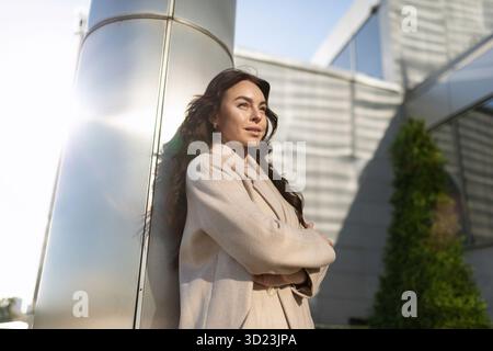 Porträt einer ehrgeizigen erfolgreichen jungen Frau vor dem Hintergrund eines modernen Business Centers, weibliche Führungskraft im Business Conce Stockfoto