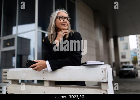 Porträt einer starken, erfolgreichen, reiferen Frau, Geschäftsmann außerhalb des Büros, Konzept eines betriebswirtschaftlichen Beraters Stockfoto