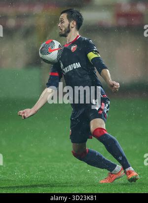 Nus, Serbien. Oktober 2025. Crvena Zvezda's Mirko Ivanic während des Fußballspiels der Serbischen Superliga zwischen Crvena Zvezda (Roter Stern) und Radnicki NIS Stockfoto