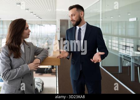 Kollegen Mitarbeiter des Unternehmens kommunizieren auf dem Flur und diskutieren geschäftliche Fragen Stockfoto