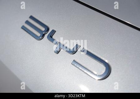 BYD-Logo des chinesischen Autoherstellers auf der Vorderseite eines Fahrzeugs außerhalb eines Händlerbetriebs Stockfoto